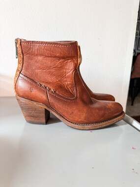 Frye Leslie Artisan Short Cognac Leather Ankle Bootie